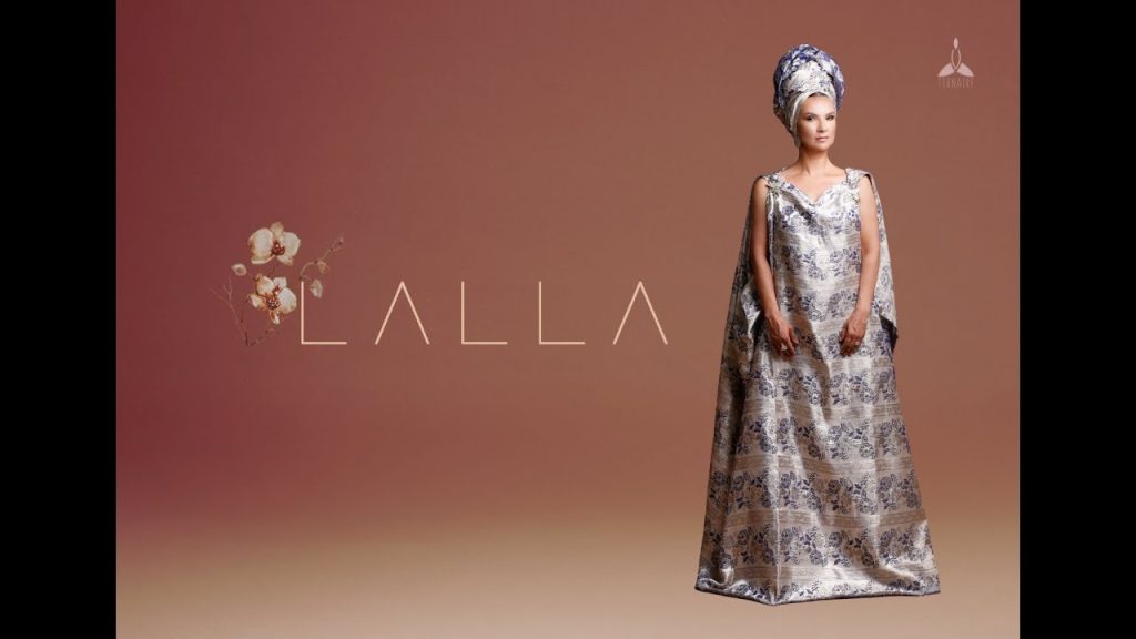 Oum dans le visuel du clip officiel Lalla, extrait de l’album Dialddar