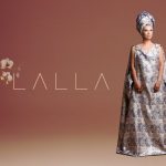 Oum dans le visuel du clip officiel Lalla, extrait de l’album Dialddar
